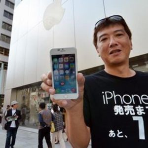 iPhone 6 Plus ، اليوم هو أول يوم في إيطاليا. لكنها بالفعل موضع جدل حول بعض العيوب