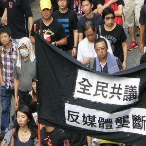 Hong Kong sacude los mercados y hunde el lujo, hoy cuidado con la inflación en Europa