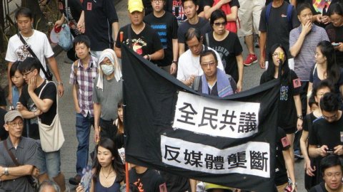 Hong Kong torna al lavoro, tregua della protesta ma cova la tensione