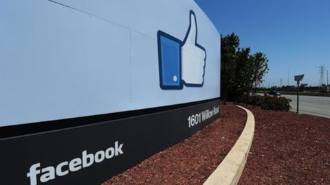 Ue: via libera alle nozze miliardarie tra Facebook e WhatsApp