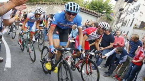 Ciclismo, irlandês Daniel Martin vence em tour totalmente estrangeiro pela Lombardia