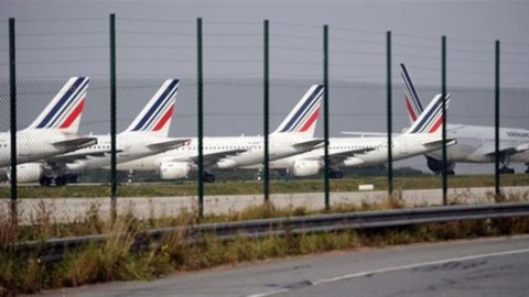 Air France-Klm, gli scioperi peseranno per mezzo miliardo. Boom di EasyJet a settembre