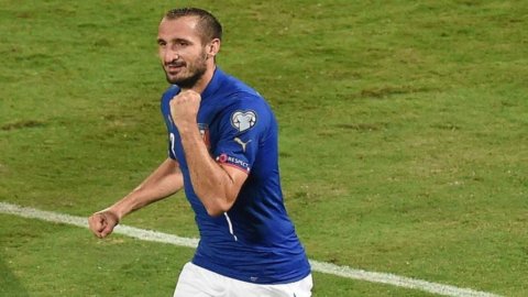 Italia batte Azerbaigian, fa tutto Chiellini: doppietta e autogol