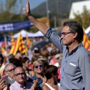 カタルーニャ、スコットランド式の国民投票を放棄