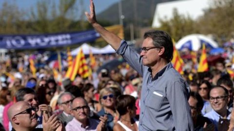 カタルーニャ、スコットランド式の国民投票を放棄