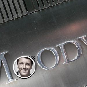 Piazza Affari se apega a Renzi e Moody's