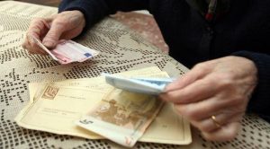 Mani contano banconote in euro