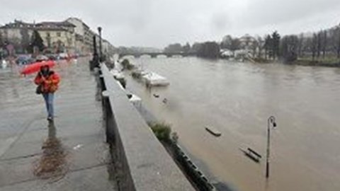 Maltempo: due morti in Lombardia, fa paura la piena del Po