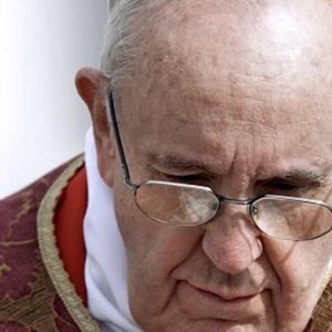 Iglesia, Papa: "Solo pide dinero para los sacramentos"