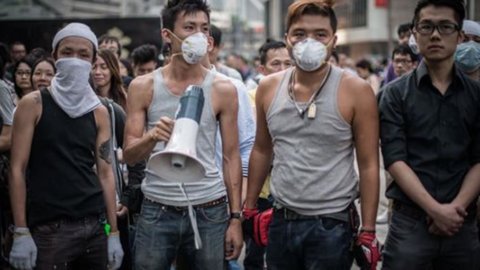 Hong Kong: leader Occupy Central si consegnano a polizia