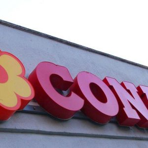 Revolusi distribusi skala besar: Conad membeli supermarket Auchan Italia