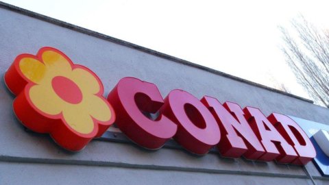 Revolusi distribusi skala besar: Conad membeli supermarket Auchan Italia