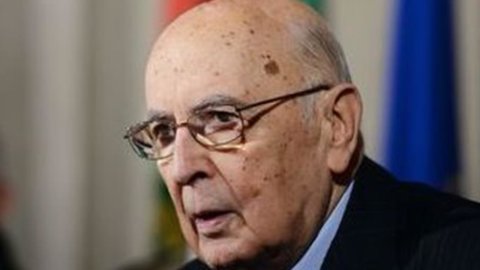 Napolitano mengundurkan diri pada bulan Januari: Quirinale mengunci pemerintah dan reformasi