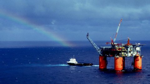 Le banche e il petrolio sostengono Piazza Affari (+0,9%). Crolla Mediaset. Impennata di Atene
