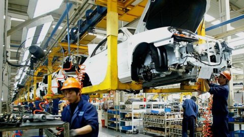Industria: la mini-ripresa continua, ma non per l’auto