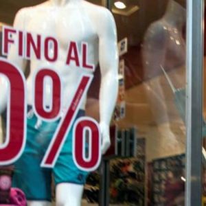 Iniziano i saldi: assalto agli outlet e alla moda low cost