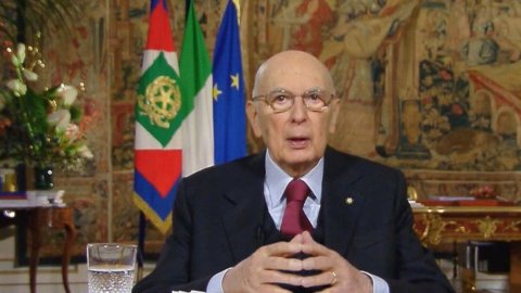 Adio lui Napolitano de la italieni: înainte cu încredere
