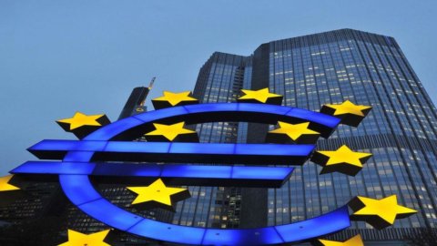 Bce: prestiti a Grecia solo con consenso Troika