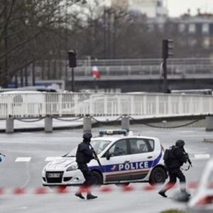 Paris, dublu asediu în curs