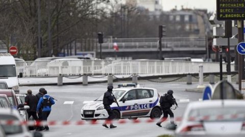 पेरिस, दोहरी घेराबंदी प्रगति पर है