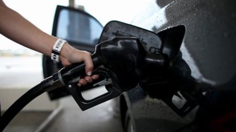 Francia: stop vendita auto benzina entro 2040