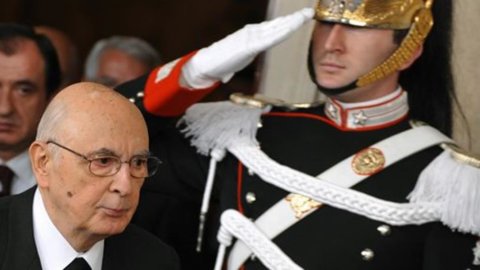 Napolitano istifa etti: #graziepresidente Twitter'da tüm öfke