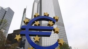 Euro e Palazzo Bce a Francoforte