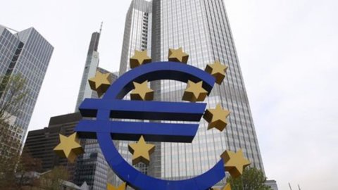 Crescita in calo, mercati in attesa dell’aiuto di Draghi