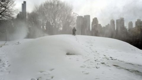 Usa, in arrivo la tempesta del secolo: un metro di neve su New York e Boston