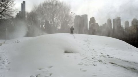 美国，世纪风暴来袭：纽约波士顿一米降雪