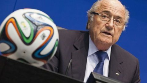 Sepak bola, FIFA: rekor pengeluaran untuk transfer pada tahun 2014, lebih dari 4 miliar