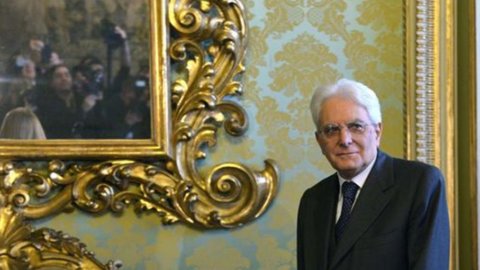 QUIRINALE - آج Mattarella پارلیمنٹ میں حلف اٹھا رہا ہے: اٹلی کی اصلاح کے لیے ایک مختصر تقریر