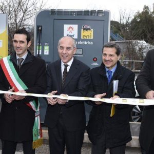 Eni și Enel pentru mobilitatea electrică: stație de încărcare inaugurată la Pomezia