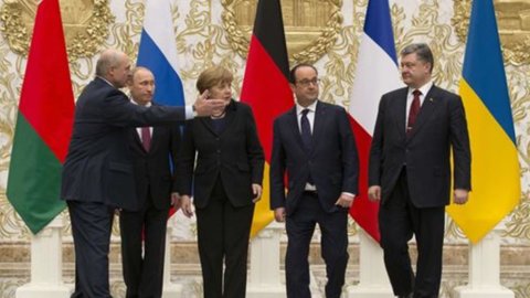 Ucraina, a Minsk si tratta a oltranza per la tregua