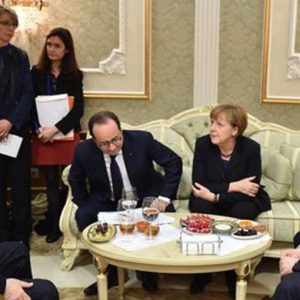 Hollande-Merkel: noi sancțiuni împotriva Rusiei dacă nu respectă acordurile de la Minsk