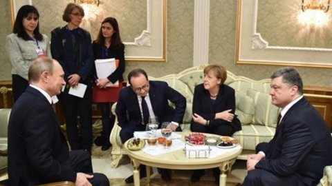 Hollande-Merkel : nouvelles sanctions contre la Russie si elle ne respecte pas les accords de Minsk