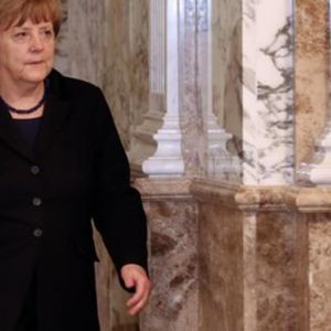 Merkel para montadoras: "contratando refugiados"