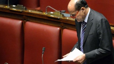 Pd, Bersani: desafío final a Renzi, no irá a la reunión de hoy. El primer ministro reflexiona sobre el bombardeo
