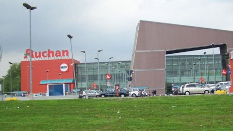 Auchan: semestre in rosso per il colosso dei supermercati