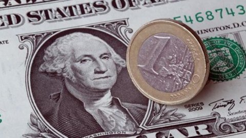 L'euro au plus haut depuis 15 mois face au dollar