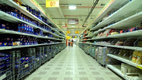 Istat: a giugno risalgono le vendite al dettaglio