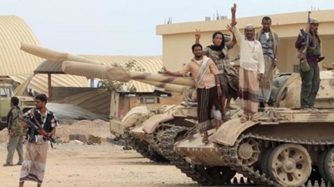イエメンでの戦争の風、金と石油の上昇