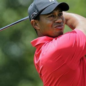 Golf, Tiger Woods risveglia un avvio di stagione soporifero