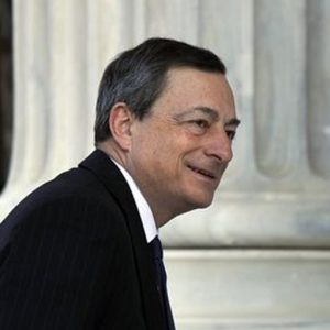 ECB، Draghi confetti کے ساتھ ایک احتجاج کی طرف سے رکاوٹ