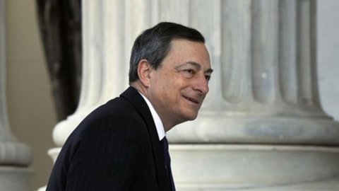 Bce, Draghi interrotto da una protesta con coriandoli