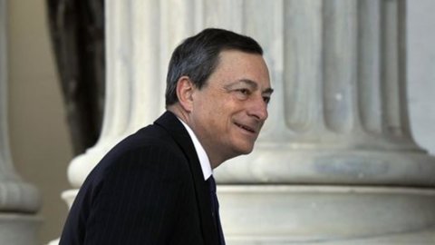 BCE, Draghi interrumpido por una protesta con confeti