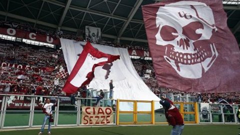 Derby Torino, paper bomb lit by grenade fans?