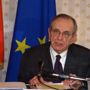 Padoan: il taglio delle tasse non è alternativo a una maggior lotta all’evasione fiscale