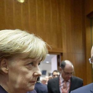 Yunani, Hollande membantah Merkel: "Kesepakatan itu diperlukan segera"