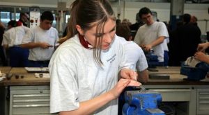 Giovane donna al lavoro